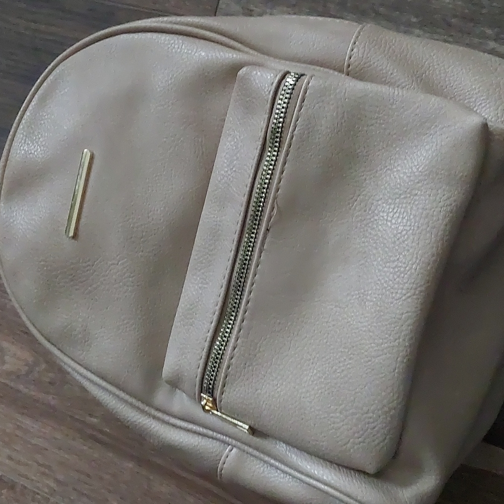 Backpack - Picture 2 of 8
